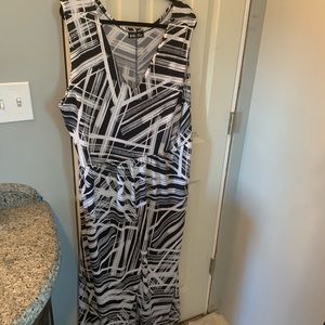 Abstract jumpsuit! 🖤🤍